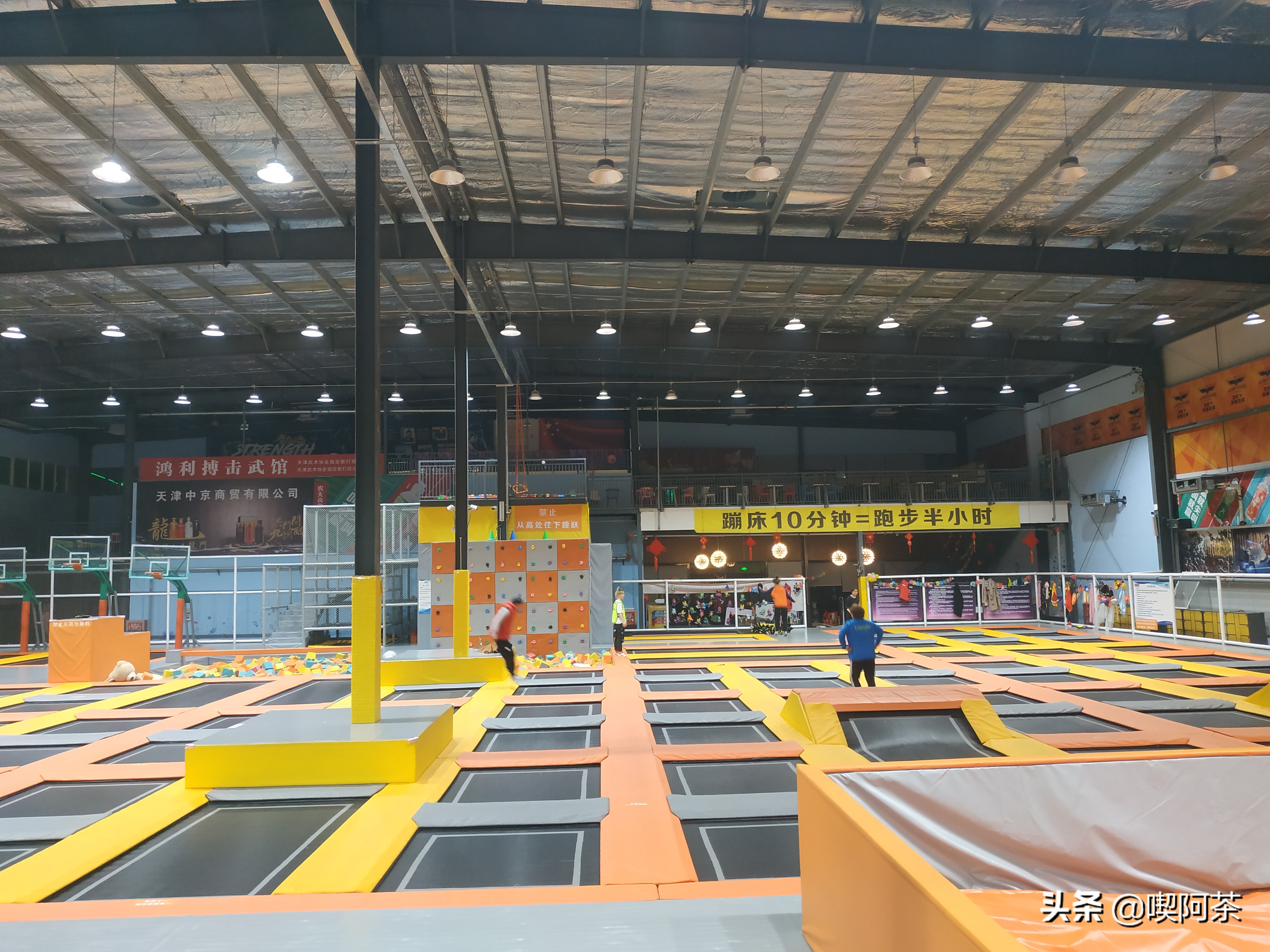 让我们离开地球表面歌词,让我们一起逃离到地球的边缘