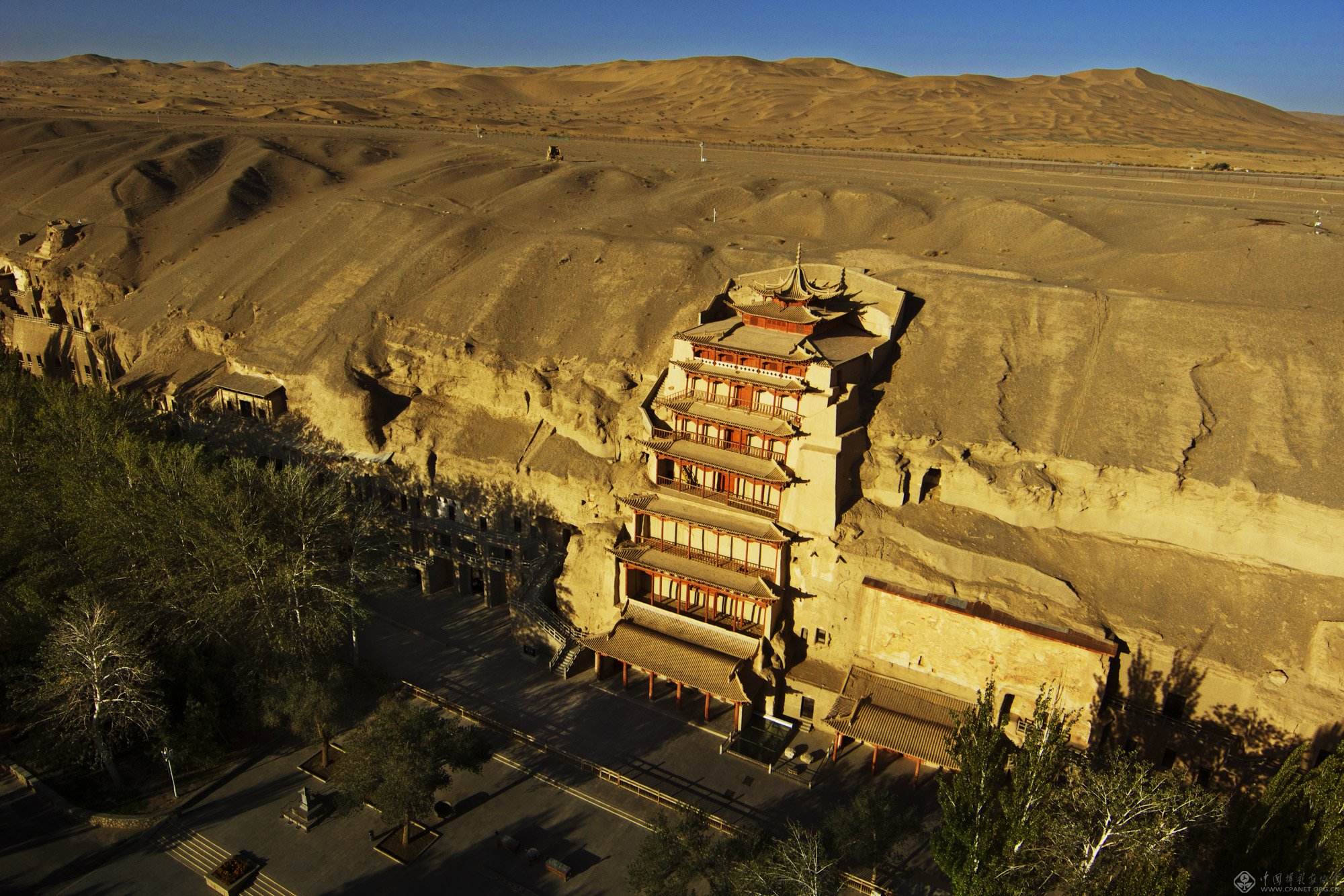 莫高窟不被风沙掩埋的原因,敦煌荒漠