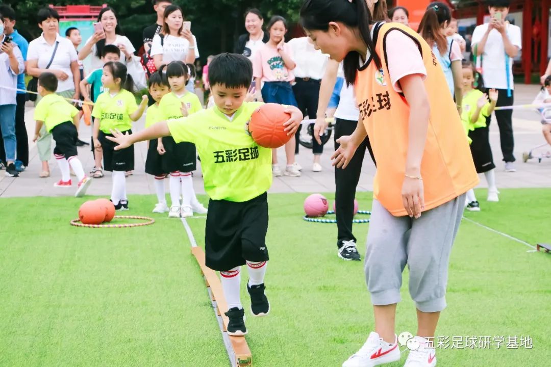 五彩足球,五彩球运动