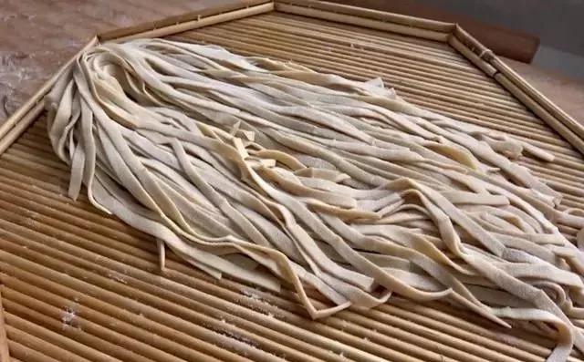 面条怎么做手擀面不用碱,面条新吃法擀面几分钟口感劲道