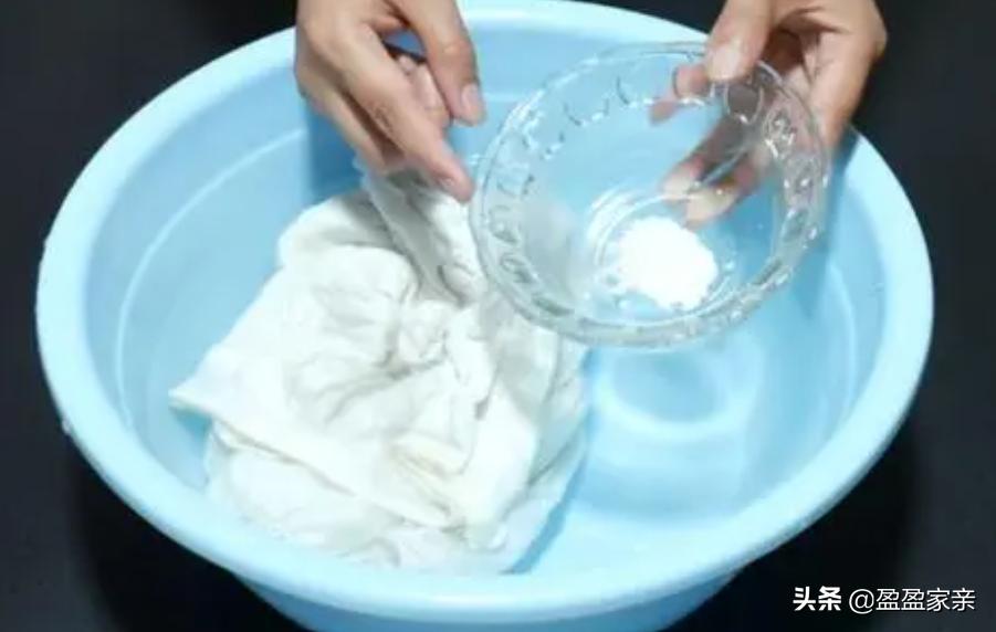 白衣服变黄是什么原因如何清洗,白衣服上的顽固污渍怎么清洗