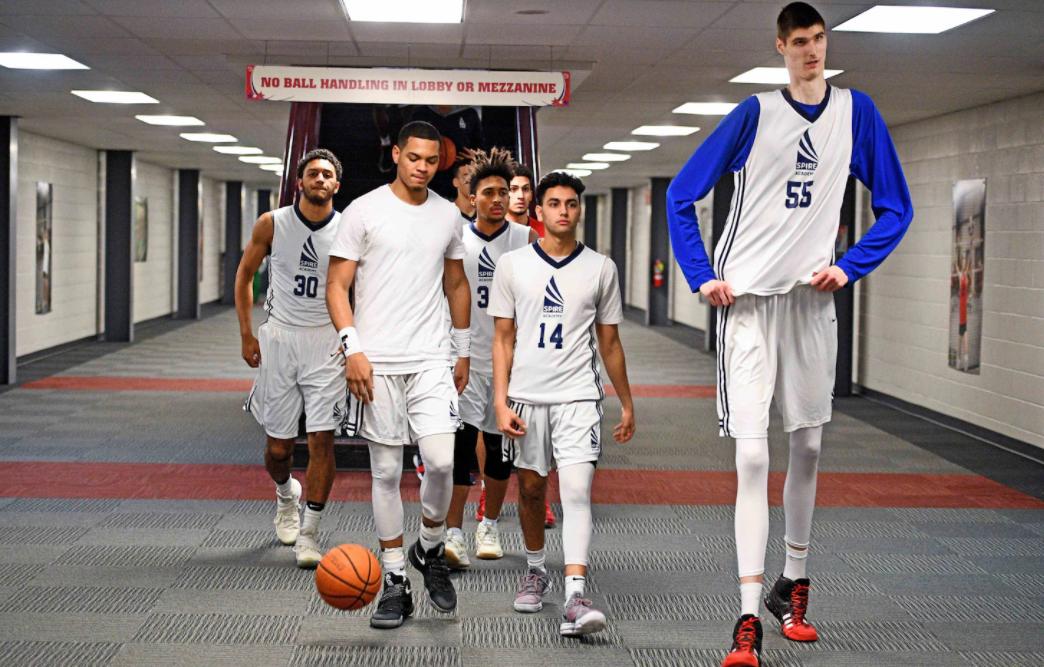 20岁，身高2米31，站着就能扣篮！天赋碾压，他为何进不了NBA？