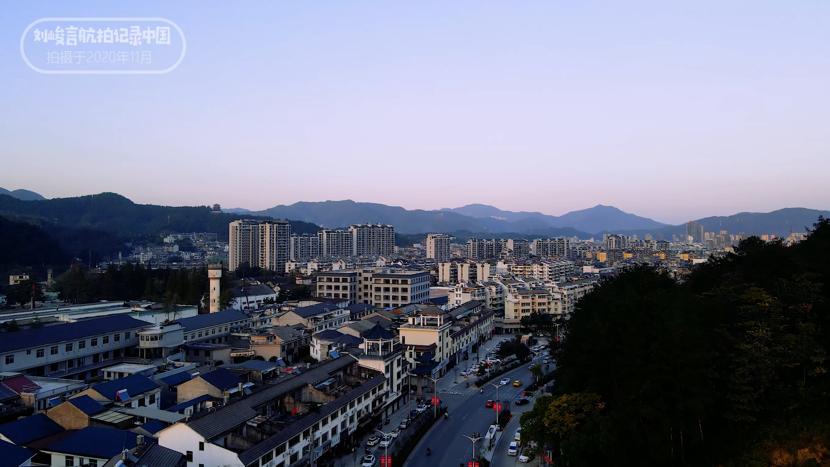 龙泉的青瓷宝剑有名气,为什么龙泉盛产宝剑