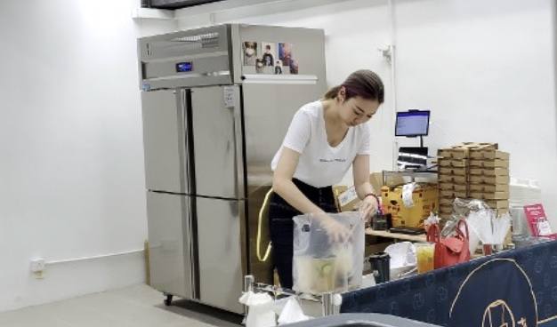 香港著名女星逆境下开奶茶店，亲自制作饮品，冒雨派发传单做宣传