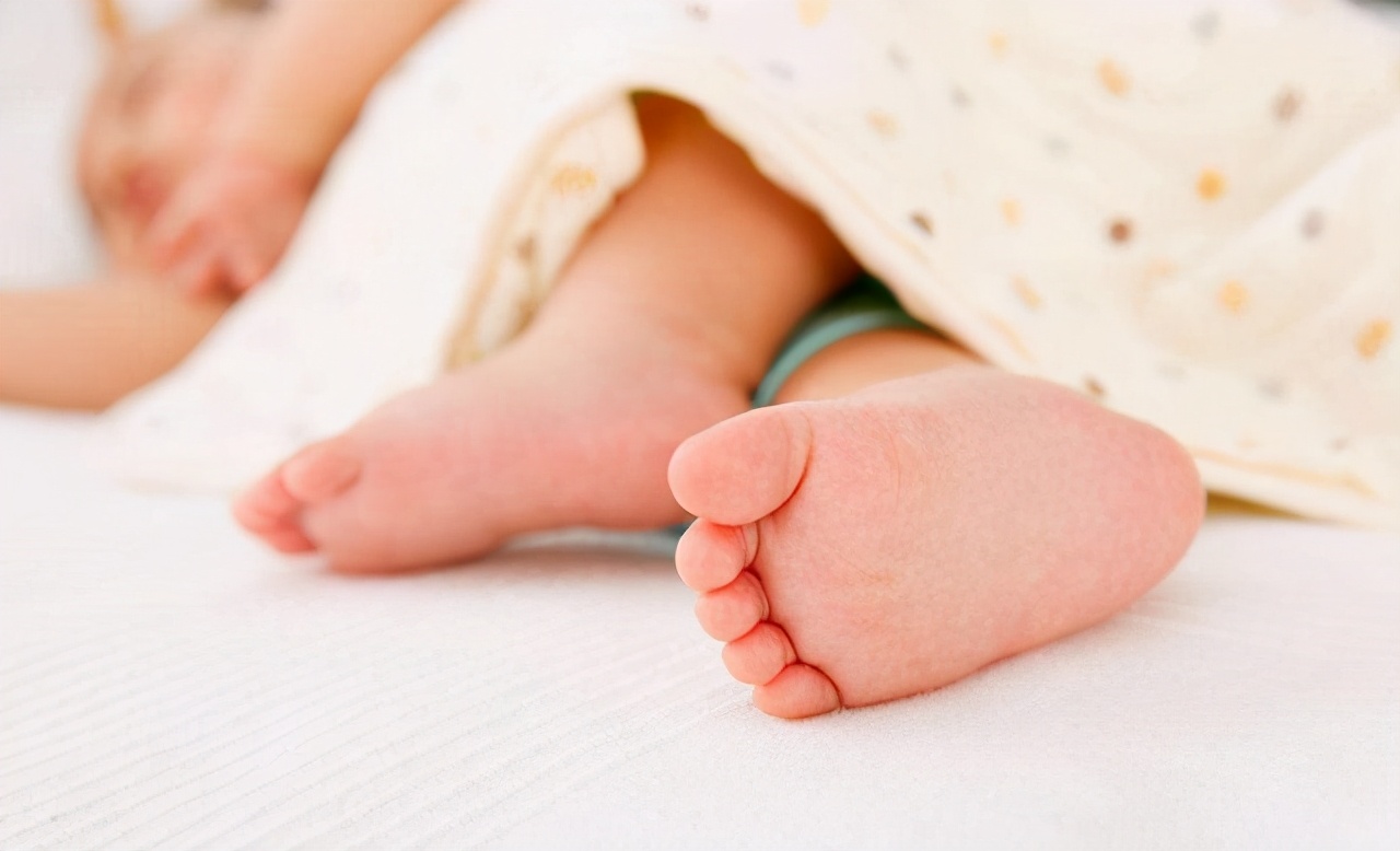 2岁宝宝不爱穿袜子怎么办,地板凉宝宝不爱穿鞋穿袜子怎么办