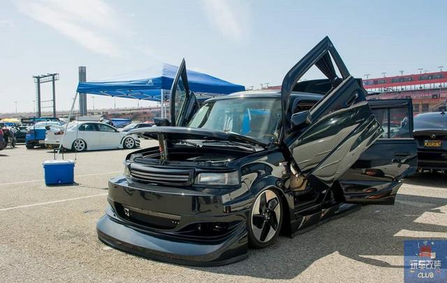 一辆不起眼的ScionxB拥有“剪刀门”“VIP风格内饰”