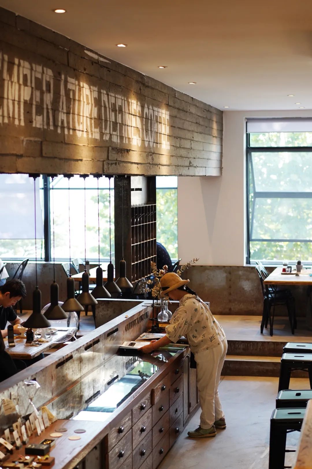 青岛的海给人很惬意,夏天青岛的海边热吗