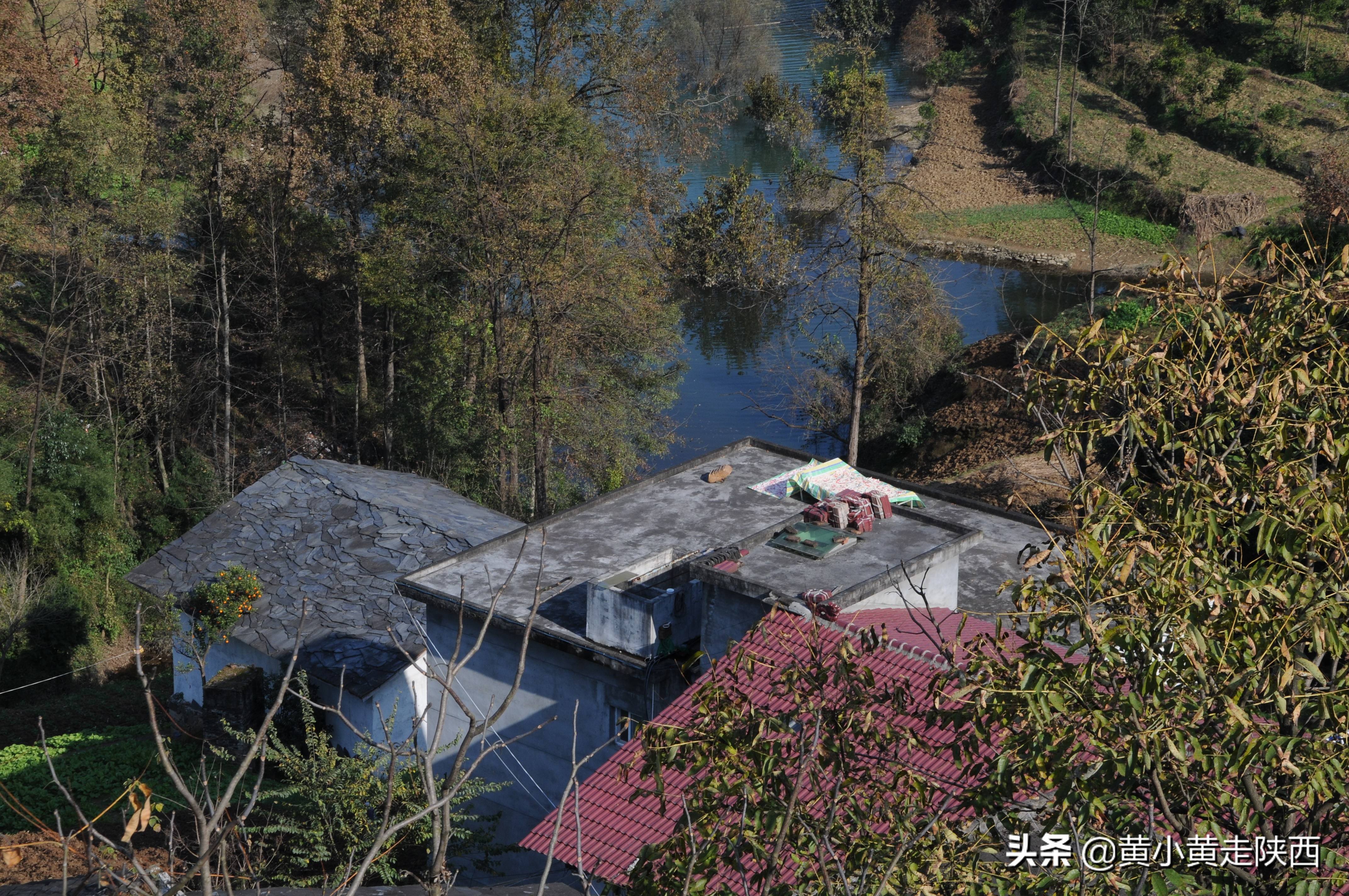 陕*藏西**了座“湘西小城”,人们一出门就爬坡,坐船比走路多