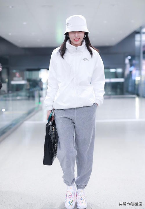 周雨彤穿板鞋图片,周雨彤spell牛仔裤穿搭