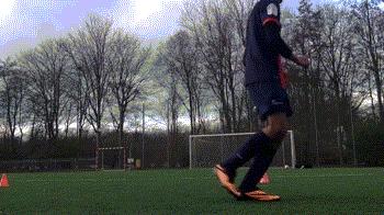 足球教程如何射力量球,左右开弓对手防不胜防