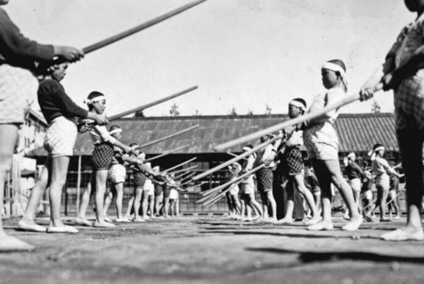 为何说原*弹子**下无冤魂？一组老照片告诉你，当时的广岛儿童在做啥