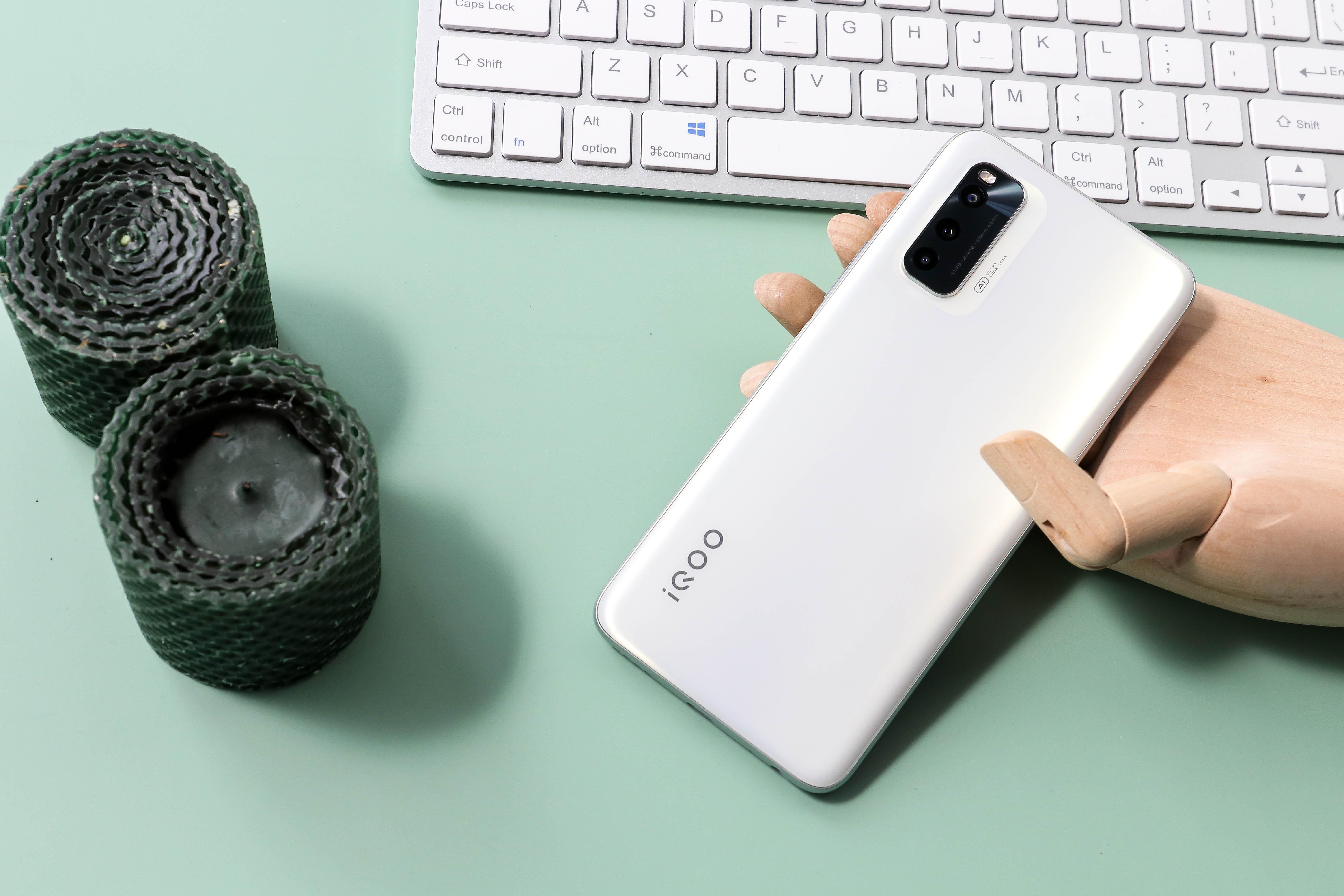 不玩游戏入手iqooneo5值得吗,两千多的iqooneo5哪款好