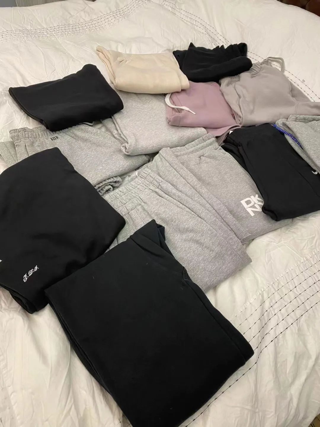 每个人的衣橱里都有一条灰色卫裤,每个人是不是都有一条灰色卫裤