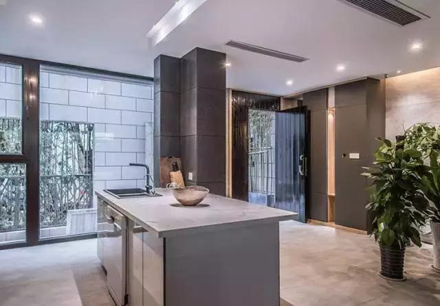 上海买房没钱装修小伙,上海24岁小伙房子装修