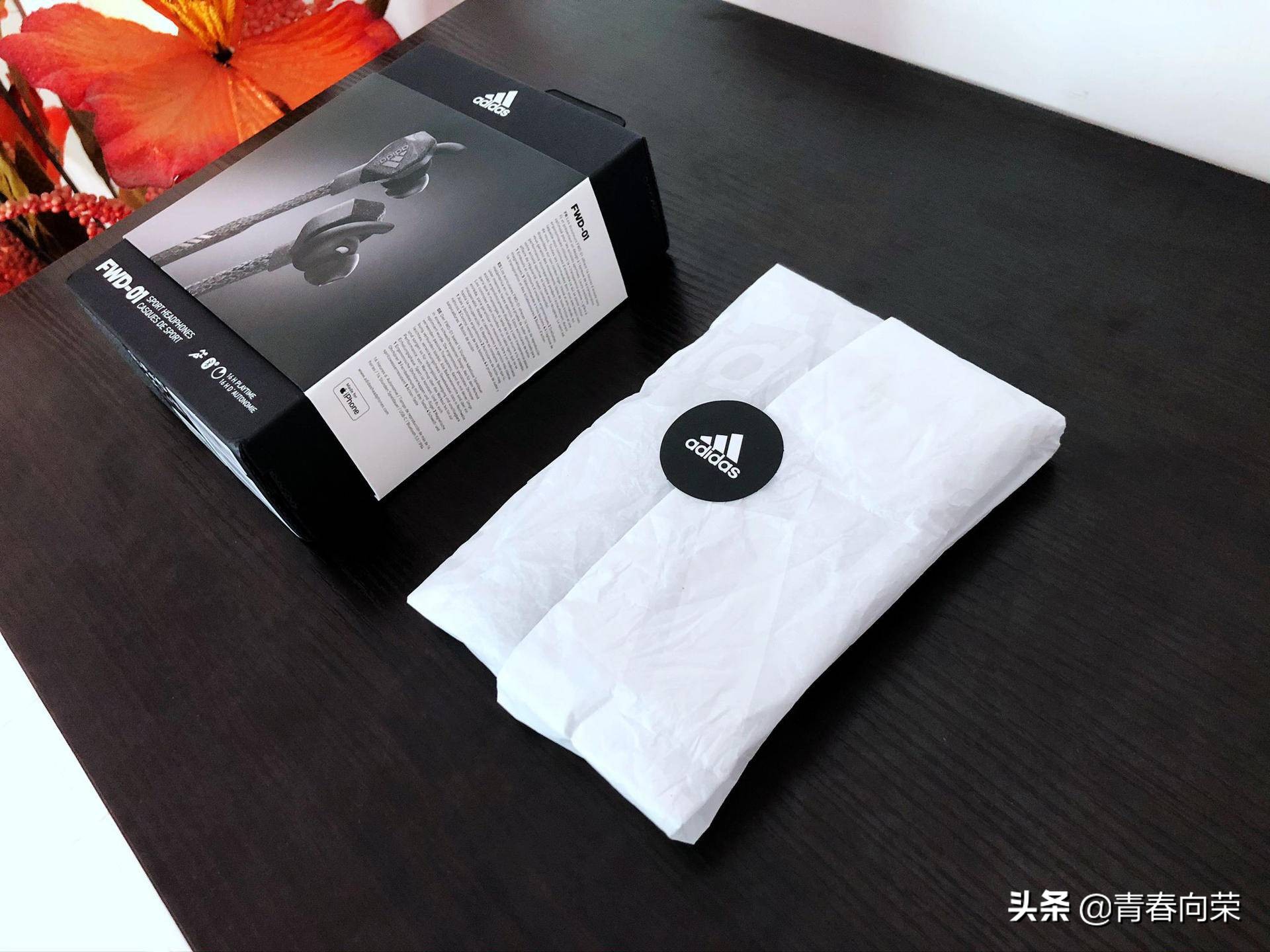 来自阿迪达斯的跨界暴击！AdidasFWD-01蓝牙运动耳机