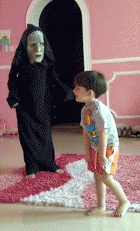 搞笑gif段子妹子有点太淘气了,搞笑gif妹子你又调皮了