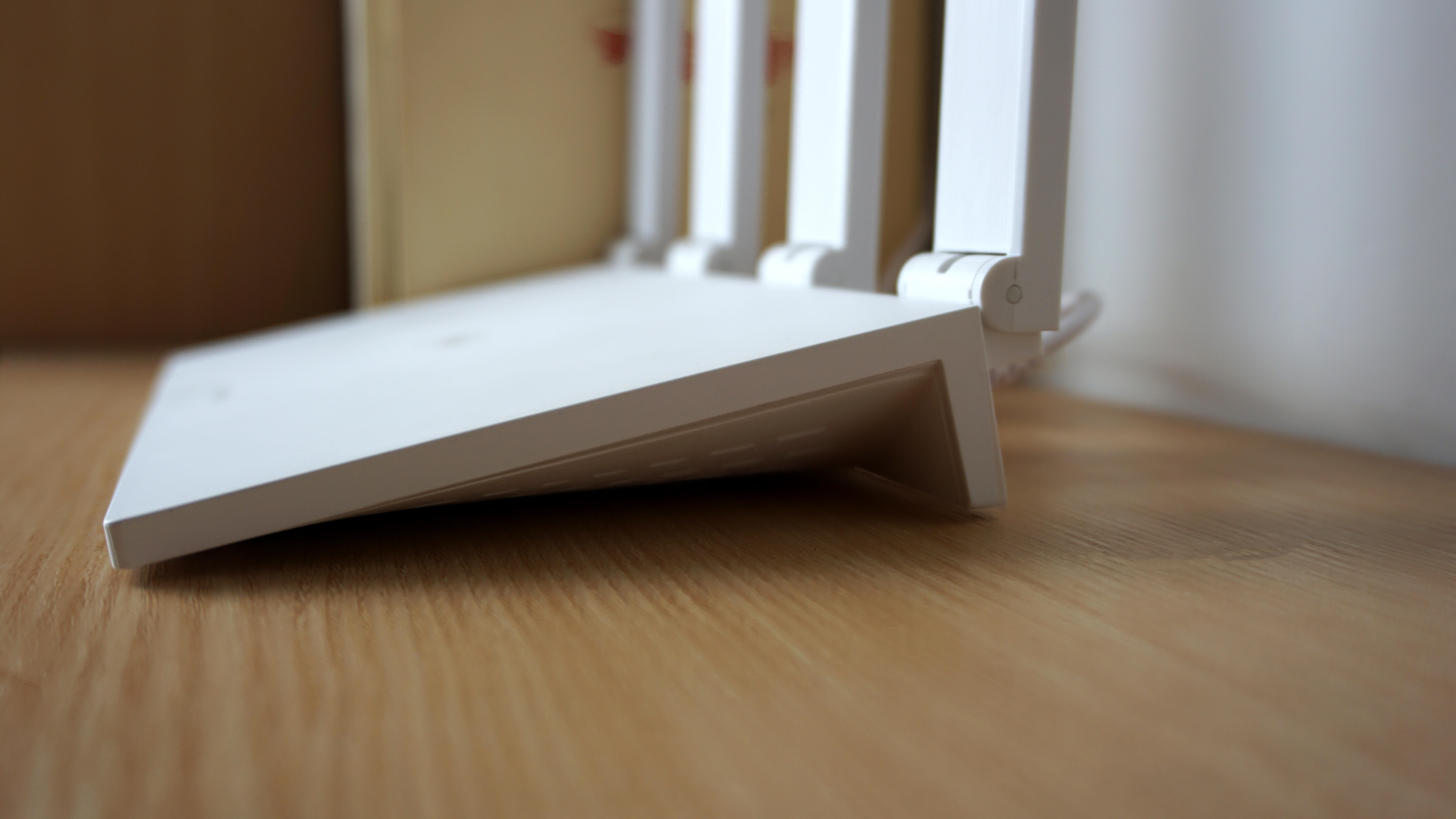 小伙子买了台华为路由器，原来华为路由器也这么强？