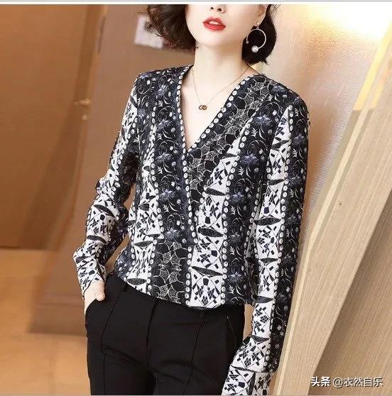 欧版小衫配什么内搭,配白裤子遮肚子小衫时髦又洋气