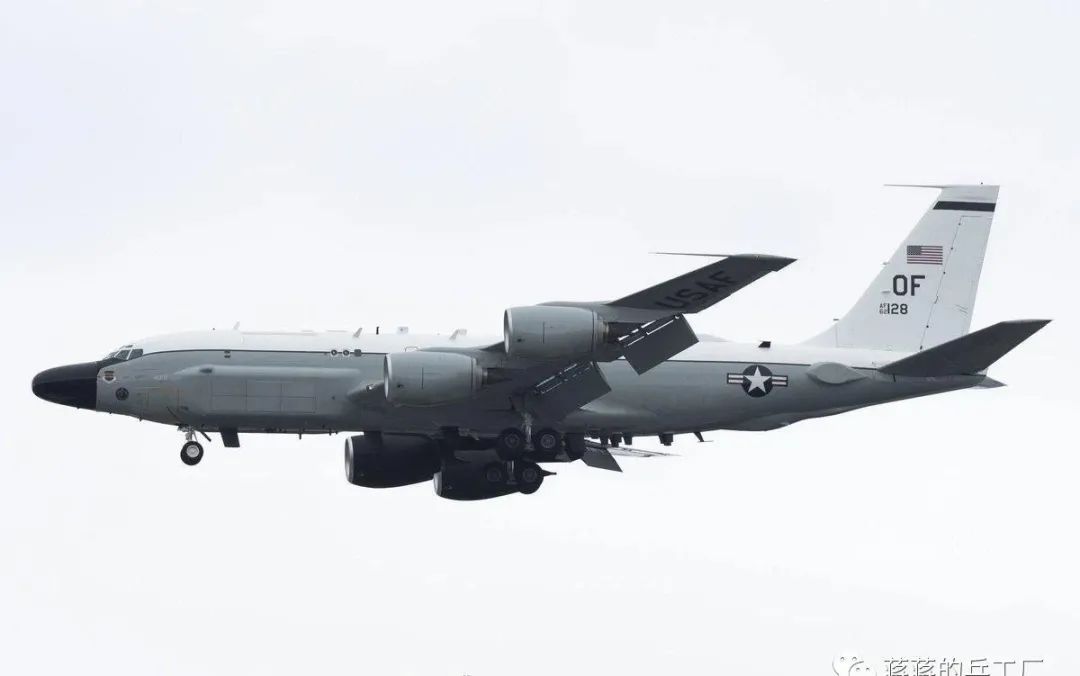美国空军rc-135起飞,rc135s导弹侦察机背部鼓包