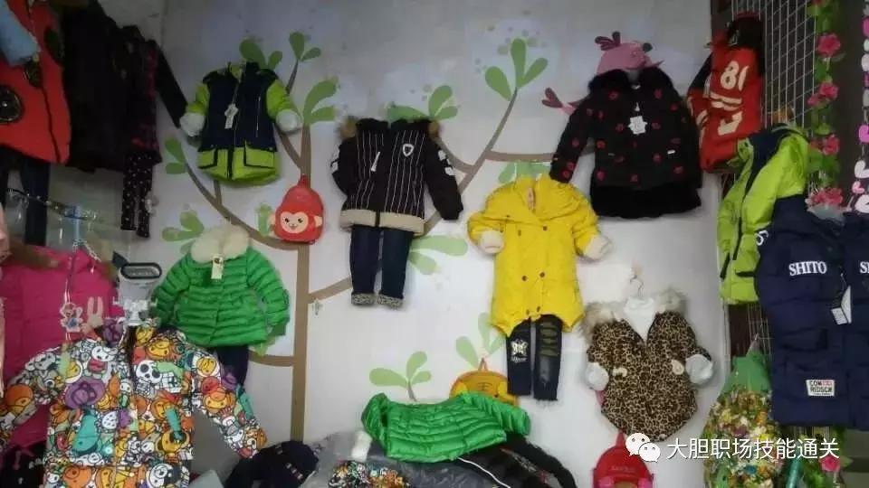 一家菜市场的精品童装店,一家开在农贸市场里的童装店