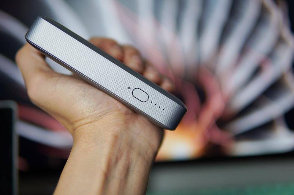 这个移动电源有点“奇葩”，可以给笔记本充电，还能投屏