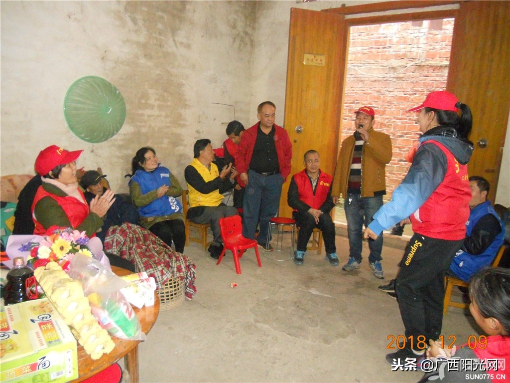 爱心志愿者给老人过集体生日,志愿者为103岁抗战老兵庆生