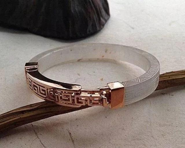 网上纳米修复玉镯断裂是真是假,玉镯没磕碰突然断裂预示着什么