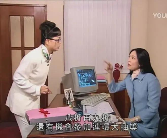 还记得2000年拿下黄子华的中环女律师MissMo穿过什么吗？