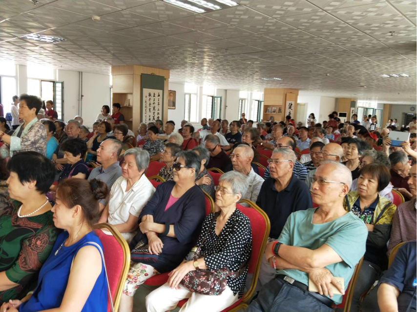 六旬老人恋上45岁年轻舞伴,六旬老人迷恋上靳东完整版