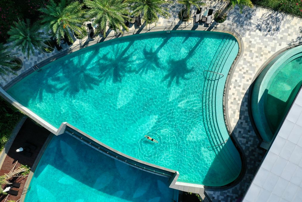 夏日泳池风景,夏日玩水胜地无边际泳池