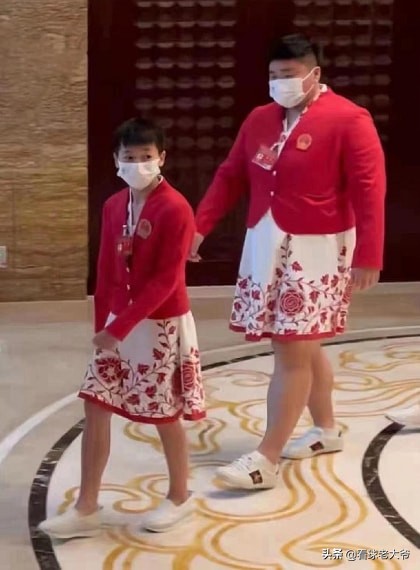 李雯雯全红婵合影,全红婵人偶挂件