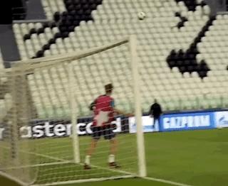 两个青训队员倒钩射门,足球对抗性的射门练习