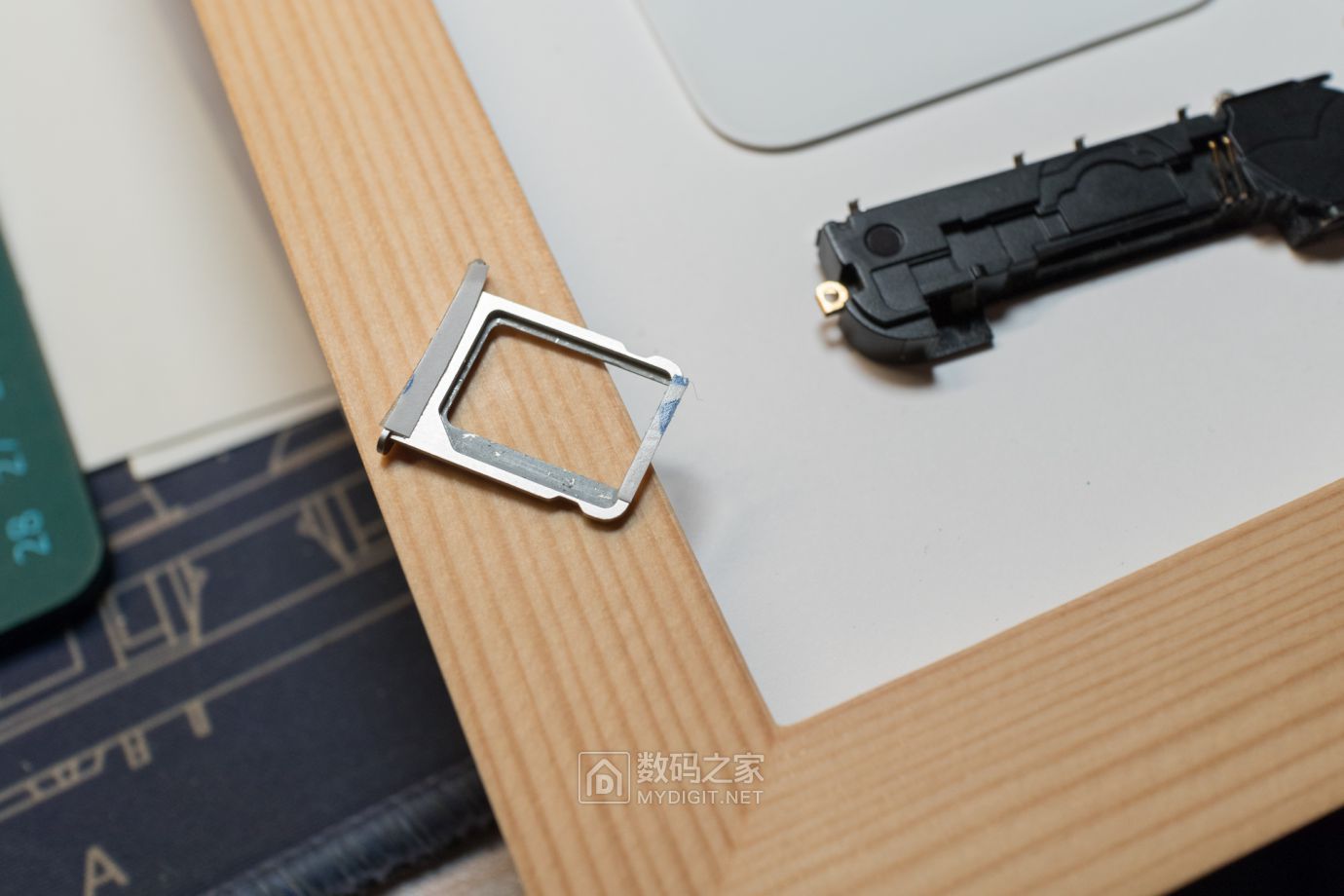 把未拆封的iphone4做成标本,iphone4被做成标本