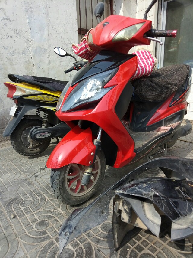 电动车塑料壳划伤有必要换新的吗,电动车外壳撞碎了能换整套吗