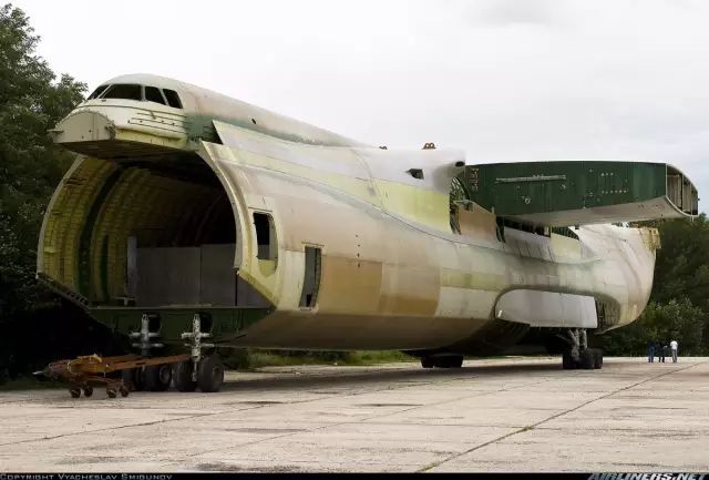 全面探索安-225，这个世上最大的飞机，32个轮子640吨起飞重量