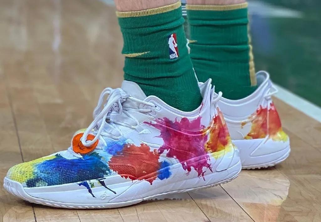 nba球员上脚安踏,nba球员上脚球鞋欧文4绿橙粉