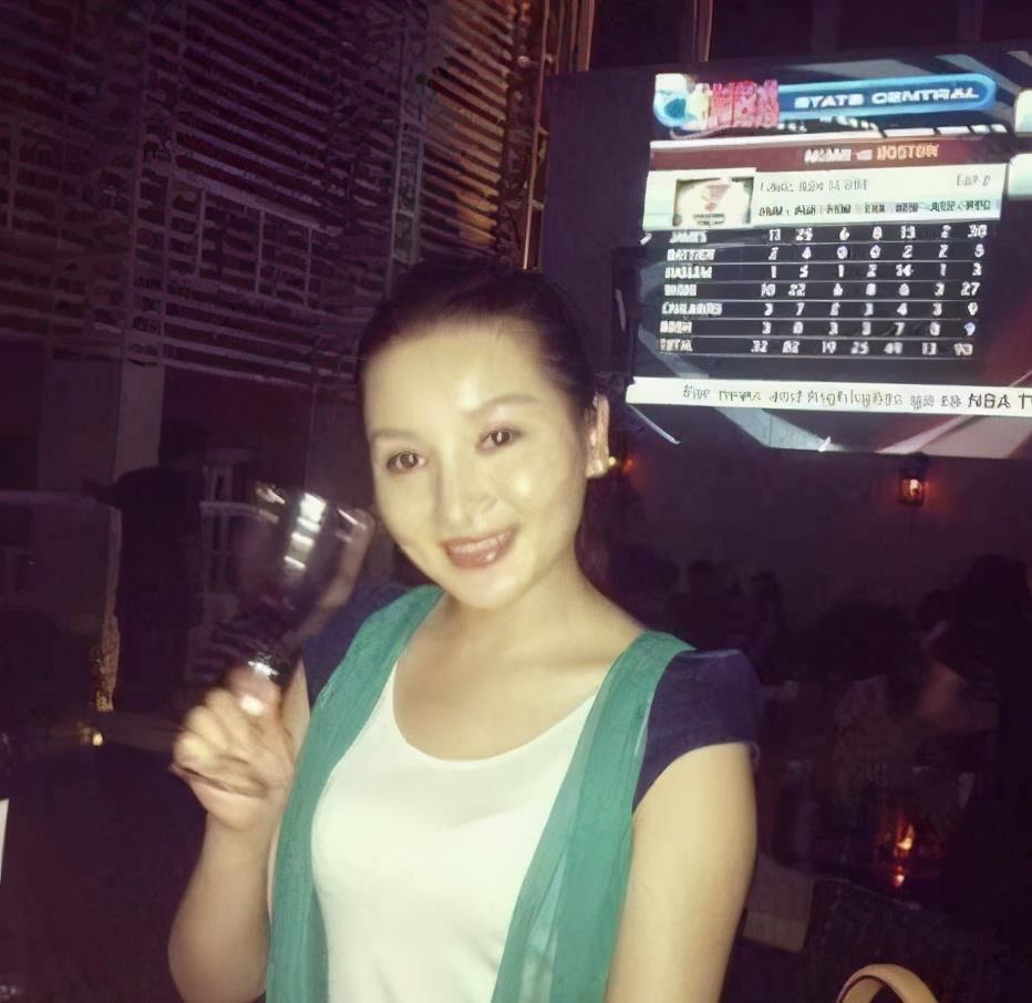 10位嫁给老大叔的女星,嫁给大爷的8位女星