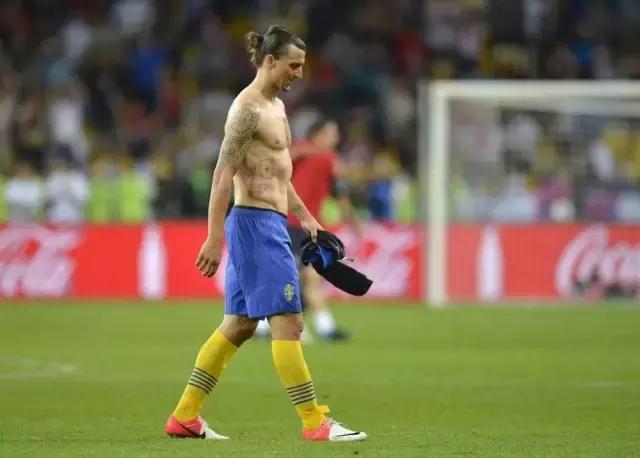 踢球核心力量太差了怎么练,踢球时要改善的十个技巧