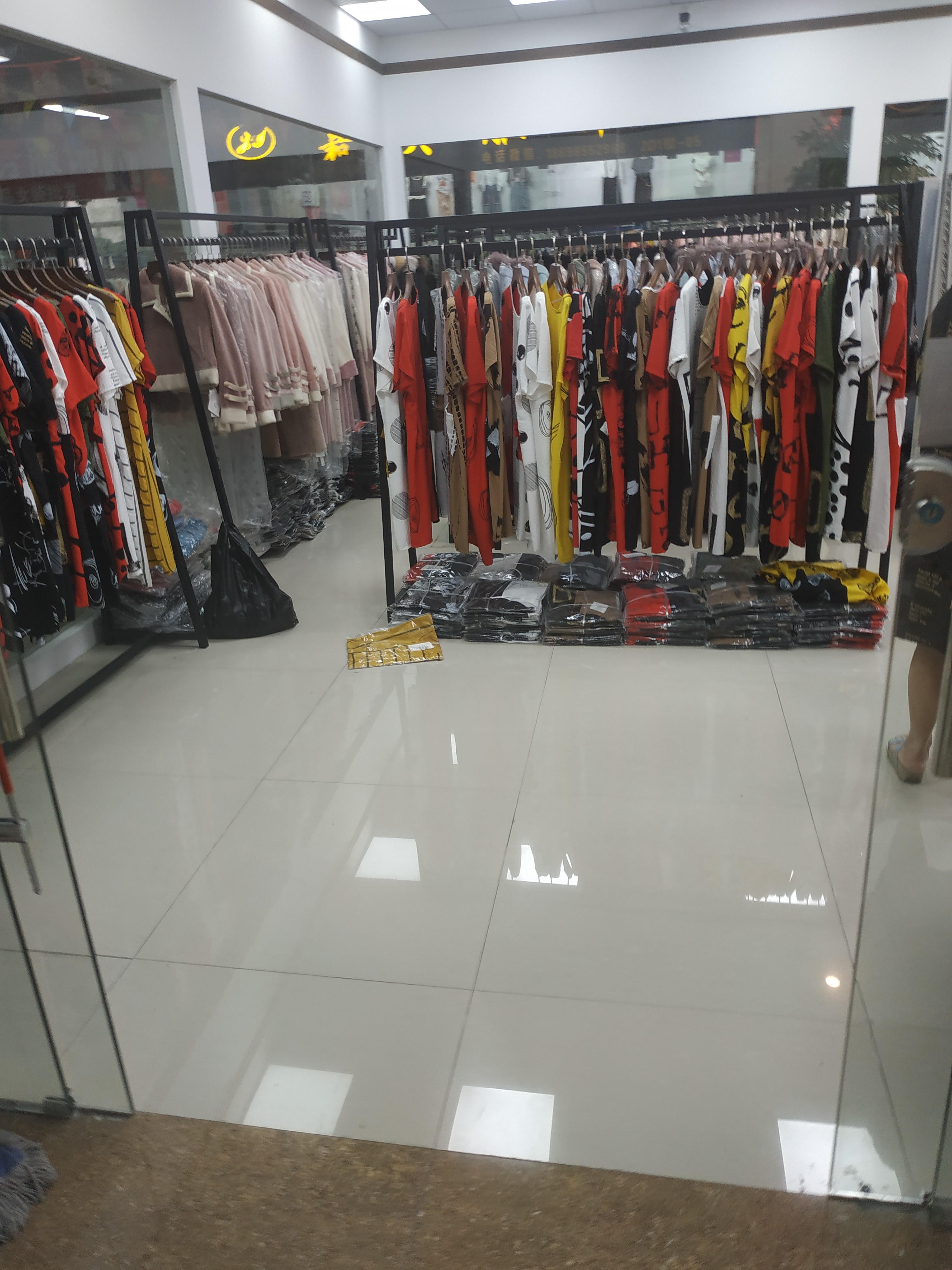 服装尾货批发一手货源,杭州服装尾货一手货源在哪里