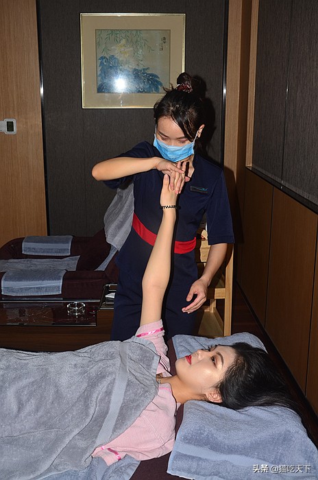 高温天气宅家不无聊,高温暴雨都挡不住人们游玩的步伐