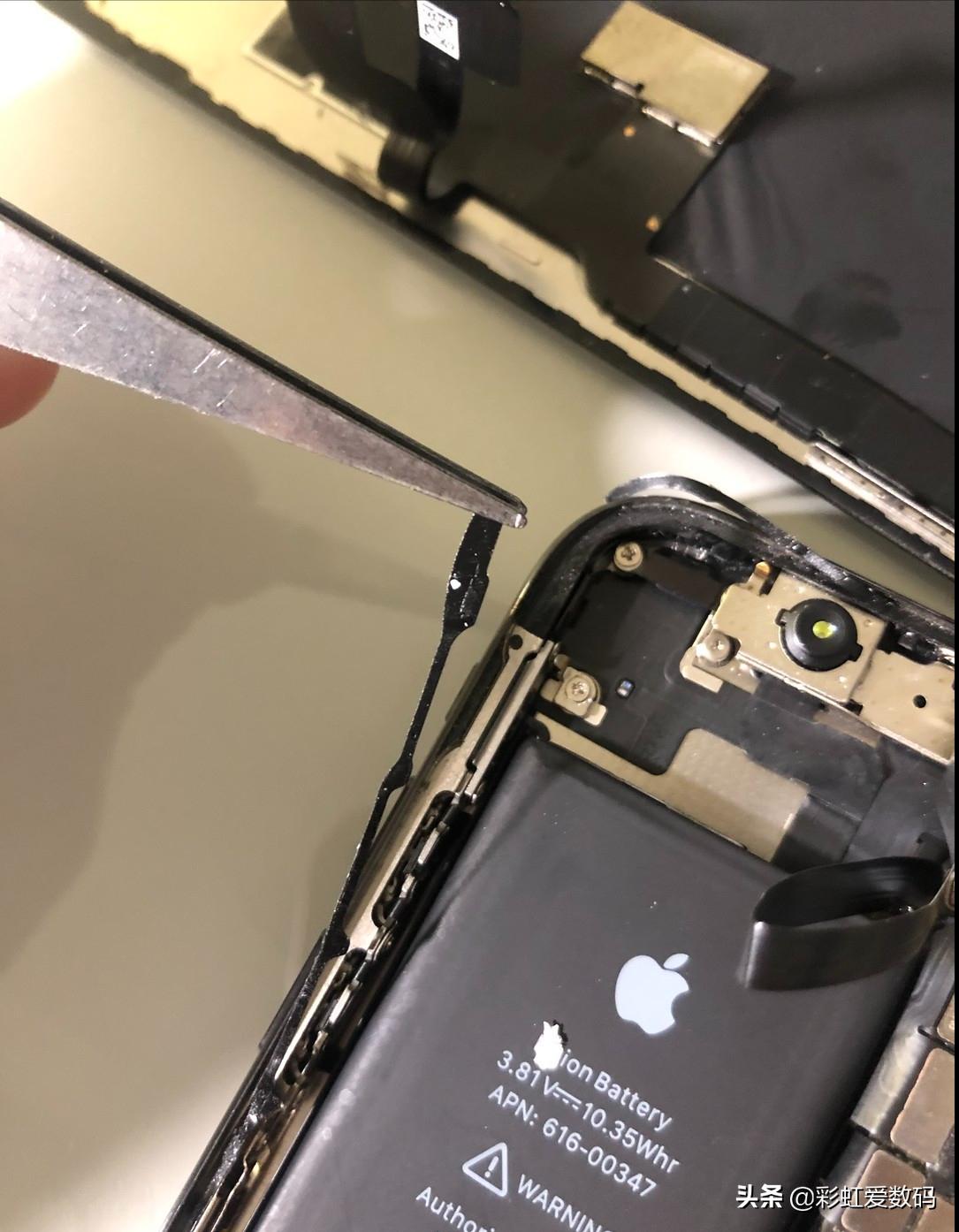 手机屏幕为啥会漏液?坏了需要去维修店吗?个人换屏经验分享