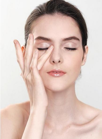 为啥有眼袋但涂眼霜会有脂肪粒,涂眼霜有脂肪粒怎么涂