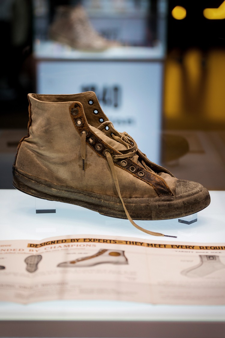 球鞋史篮球鞋篇,第一双真正意义上的篮球鞋多少年