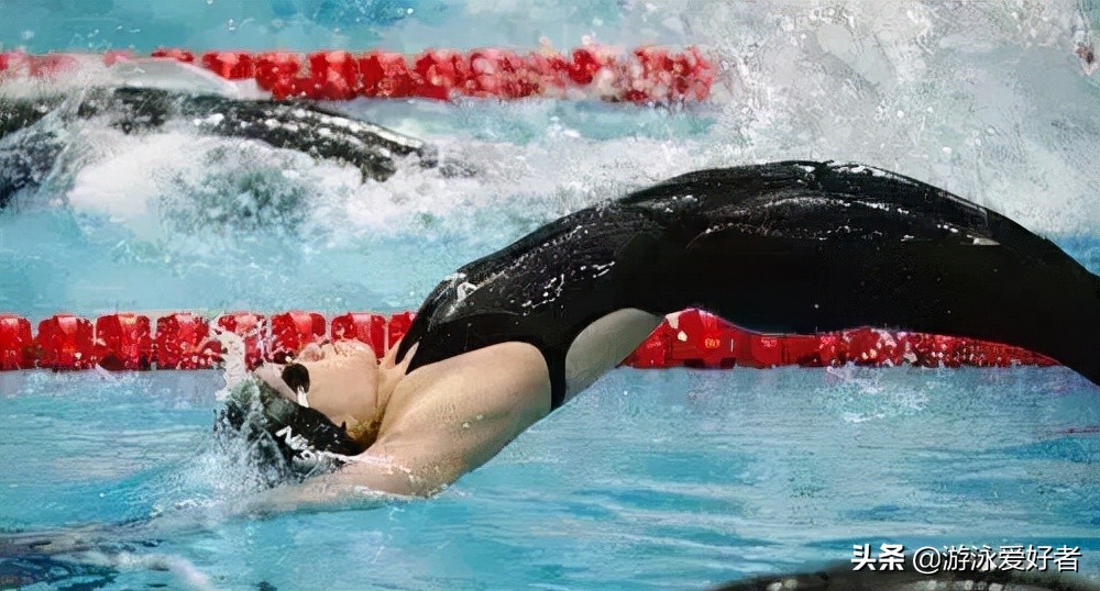 穿救生衣游泳怎么游得快,游泳游得快又不累的秘诀