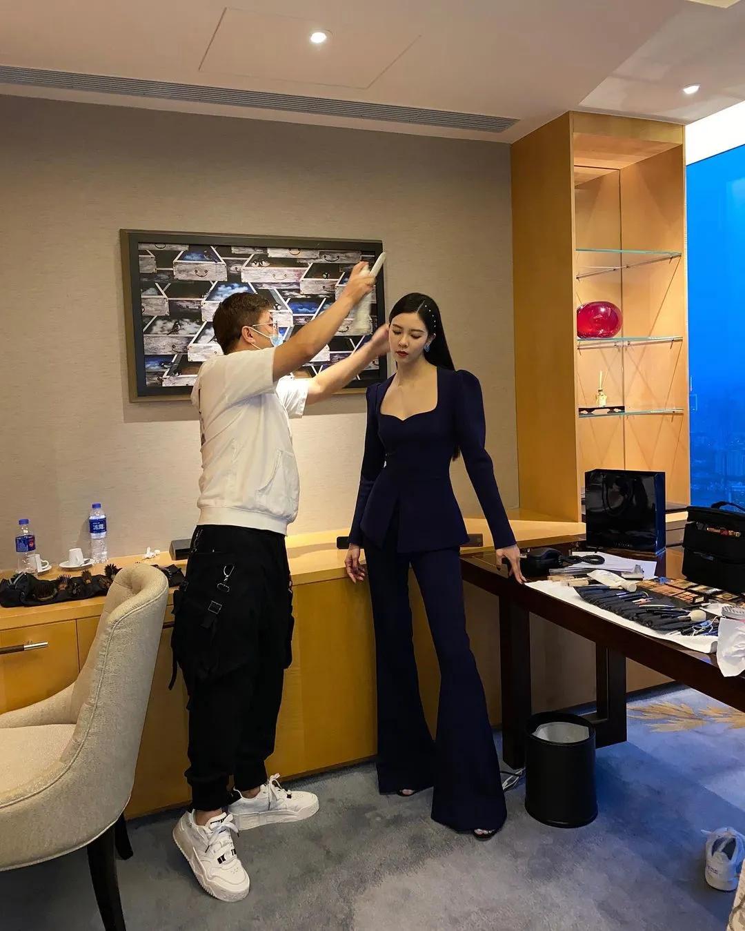 马蹄裤和喇叭马蹄裤哪个更显腿长,高腰显瘦马蹄裤