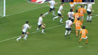 就是不吹点球!又是上港的比赛,主裁判刷新了对手球的认识