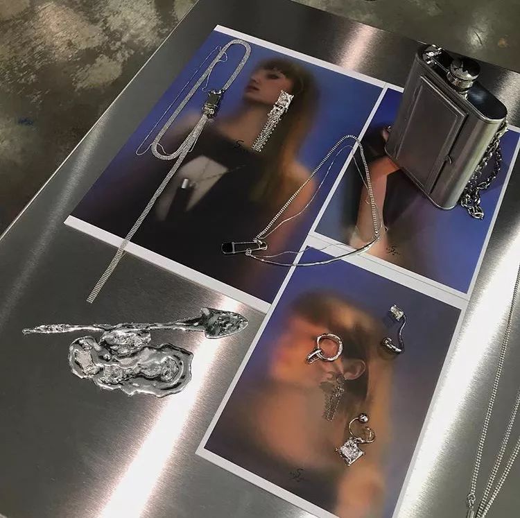 比起Ambush处了什么“对象”,我更关心这些小众配饰何时上新!