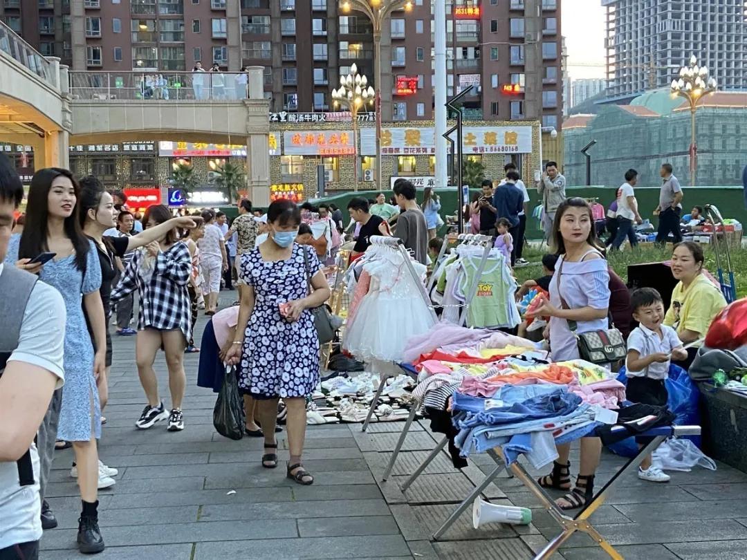 地摊经济催生全民摆摊,地摊经济火了一夜带动10万人就业