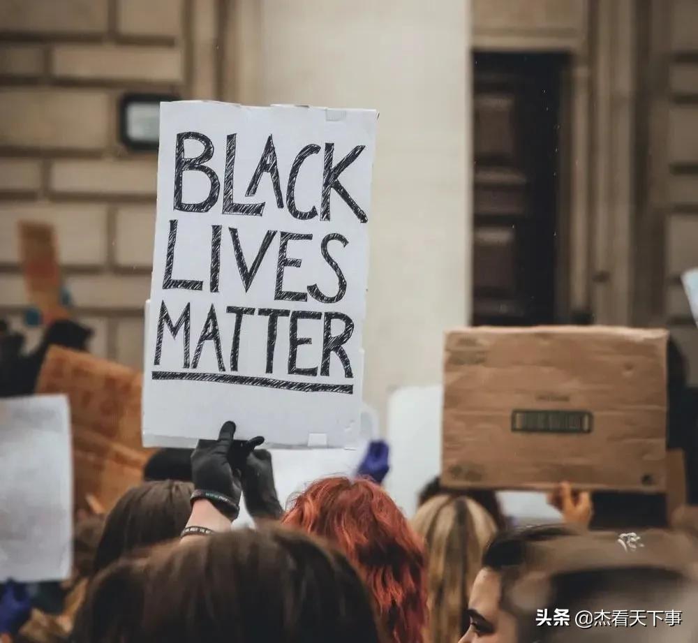 抢劫押运车的电影街头火拼,抢劫lv搞笑视频