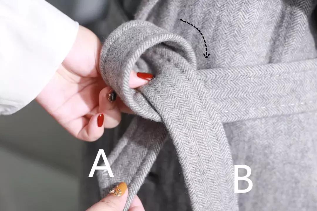 风衣后面的腰带怎么系,带扣风衣腰带后面系法